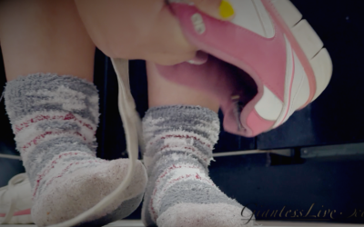 GiantessLive-survives_inside_his_sneakers-1
