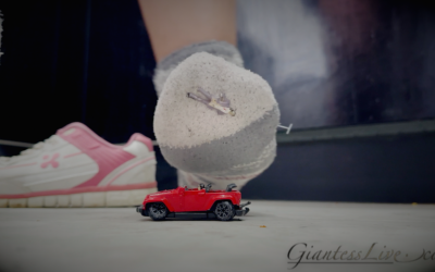 GiantessLive-survives_inside_his_sneakers-2